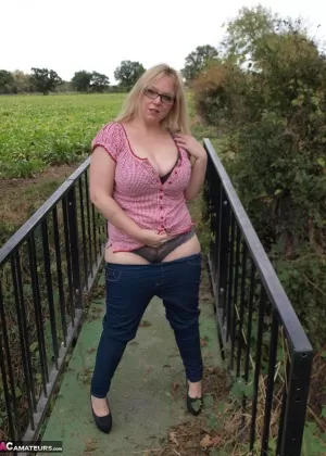 Большая сиськастая красотка Рики Уайт показывает свою задницу и киску на открытом воздухе