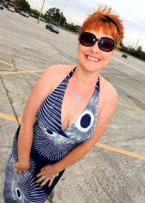 Рыжеволосая любительница Кали Дивайн занимается сексом в раздевалке в торговом центре