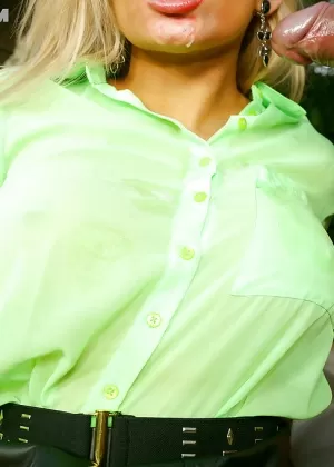 Романтичная брюнетка в чулках Романа потрясающе смотрит на твердый член