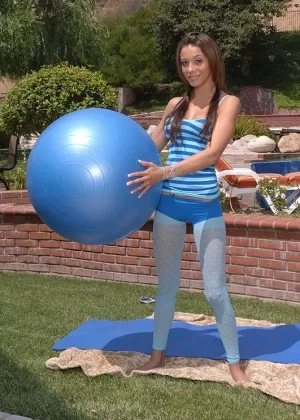 Стройная цыпочка Авалон Харт трахается в самых разных сексуальных позах