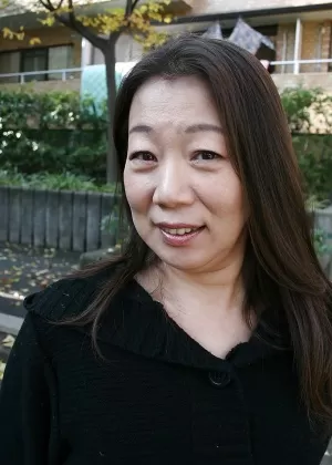 Азиатская милфа с волосатой пиздой Марико Есидзава принимает душ