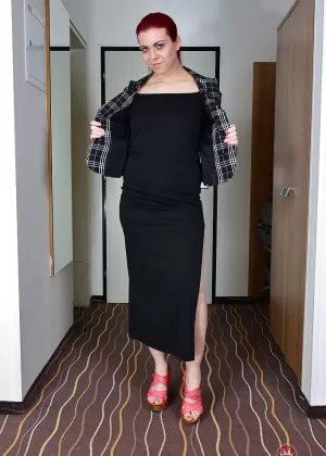 Пожилая брюнетка раздвигает пальцами свою пизду в откровенном бодистоке и очках