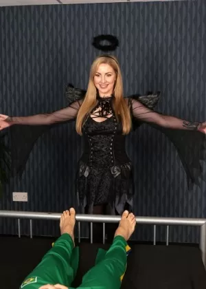 Дуэт мамы и дочери Синди Сан Мона Саммерс сосут дрочат член в одежде