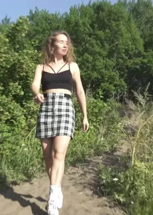 Одинокая девушка Аманда Хилл стягивает джинсы, чтобы пописать за деревом на публике