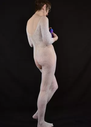 Красивая девушка Аманда Хилл раздевается догола перед мастурбацией секс-игрушками