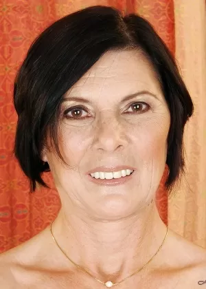 Зрелая блондинка Шерри Донован раздвигает свою киску в сапогах наездницы после раздевания