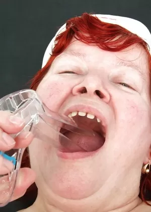 Толстая зрелая медсестра снимает свою униформу и теребит свою волосатую вагину