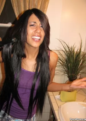 Латиноамериканская подружка Лайла Сторм раскрашивает свои пальцы ног в обнаженном виде по просьбе bfs