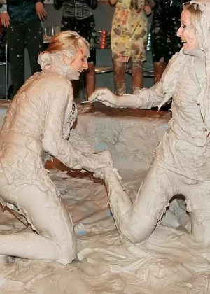 Развратные полностью одетые европейские девушки увлекаются грязной борьбой в грязи