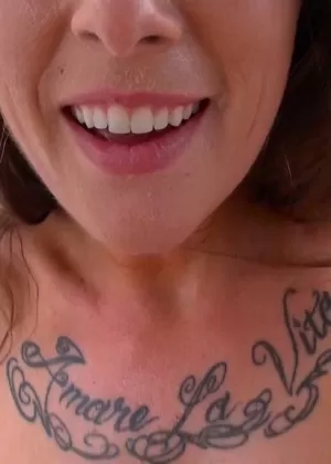 Грудастая брюнетка делает минет в стиле Гонзо толстому члену