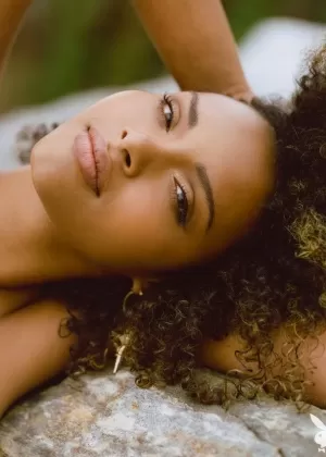 Горячая негритянка Джиллиан Чан принимает великолепные обнаженные позы для съемок в Playboy