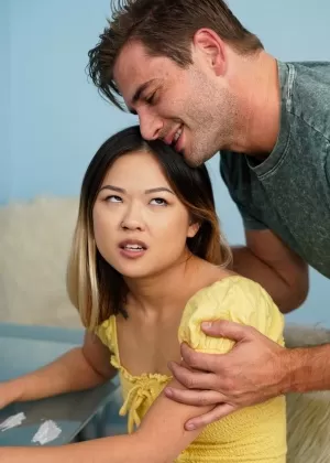 Миниатюрная азиатка лижет мешочек с шариками, отсасывая маленький член