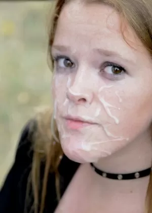 Блондинка британская любительница Джакки Луиза встает на колени для камшота на лице