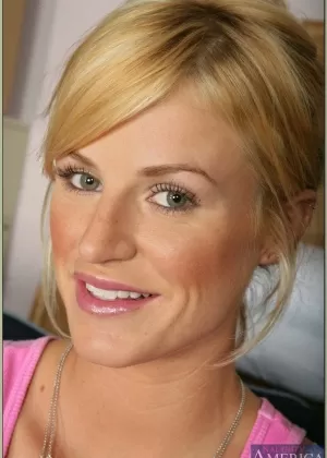 Грудастая милфа в гольфах до колен Брук Белль раздвигает аппетитную пизду