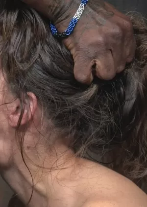 Беспомощную белую девушку оставляют в грязном состоянии после принудительного траха в горло