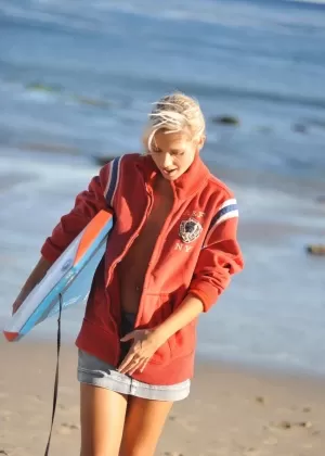 Подтянутая молоденькая Мила Фокс освобождает свое загорелое тело от боди после тренировки