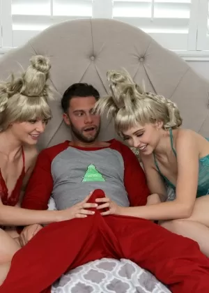 Сексуальная пухленькая Андриэль раздевается и садится на корточки голышом, показывая свою лысую кошечку и сиськи