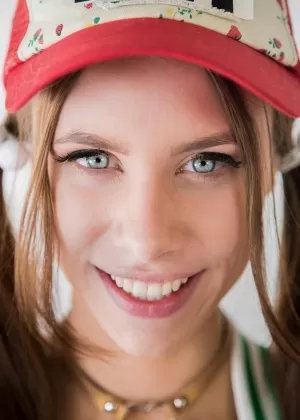 Худенькая девушка Zsanett Tormay обнажает свою лысую киску крошечные сиськи в колготках