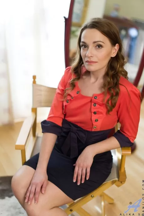 Зрелая русская домохозяйка Алика С попробовала себя в качестве модели в обнаженном виде