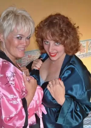 Хорошо сложенные цыпочки снимают нижнее белье и демонстрируют свои товары