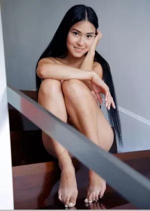 Молодая азиатская красавица Кимико полностью раздевается на лестнице