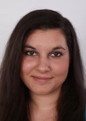 Грудастая зрелая женщина мастурбирует дилдо во время принятия ванны