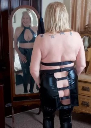 Пожилая грудастая любительница Блисс дразнит своего любовника в черном наряде и чулках