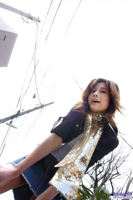 Рыжеволосая японка Химе Камия с гордостью показывает свою волосатую киску во время сольного действа