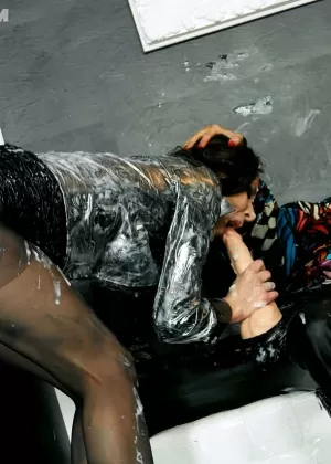 Белая девушка в черной мини-юбке покрывается спермой в проститутке