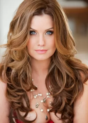 Рыжеволосая любительница снимает бикини, чтобы обнажиться на общественном пляже