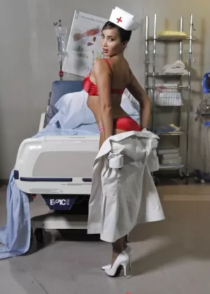 Японская девушка Идзуми Тачибана носит мини-юбку, обнажая свои сиськи