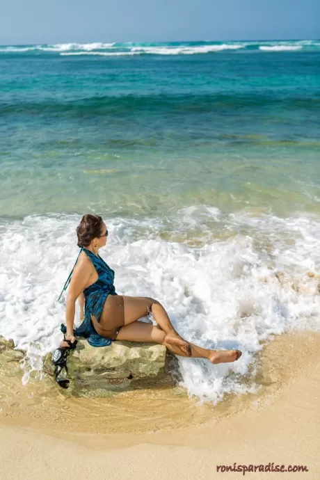 Горячая пожилая женщина Рони Форд становится на колени в колготках, чтобы показать свои сиськи в океанском прибое