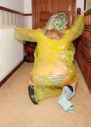 Блондинка-любительница Джессикас Ханиз поражает сексуальными позами в прозрачном плаще