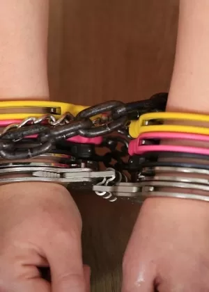 Великолепная большегрудая милфа красотка Шайла Стайлз снимает свою униформу