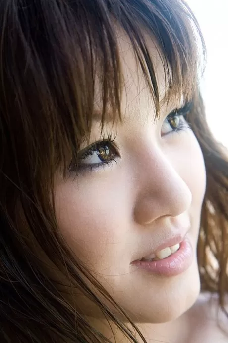 Красивая японская девушка Мисако полностью раздевается на пляже