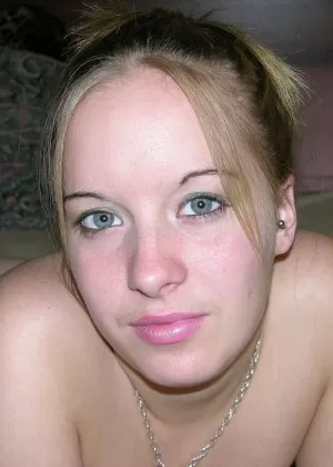 Трудолюбивый любительский подросток обнажает свою накрашенную пирсингом киску и тугую попку