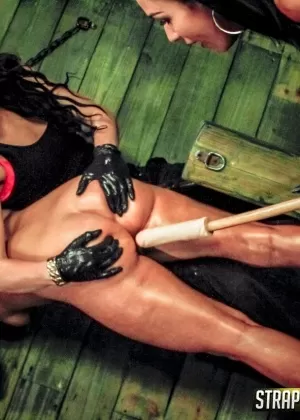 Симпатичная азиатка-новичок показывает свою татуированную попку полностью обнаженной