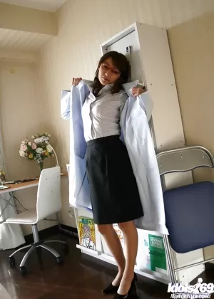 Японская рыжеволосая Джун демонстрирует свое великолепное тело во время сольного действа