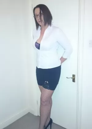 Любительская цыпочка Сара Бэнкс делится лесбийским поцелуем, прежде чем показать свою пизду