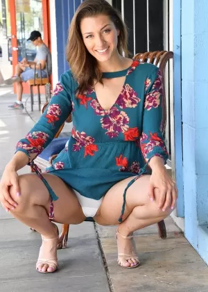 Брюнетка любительница Белла отодвигает хлопчатобумажные трусики в сторону перед вставкой овоща