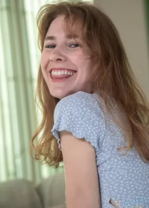 Сладкая белая девушка раздевается во время дрочки от первого лица