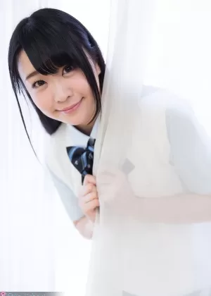 Японская красавица Каэдэ Оширо показывает свои трусики под юбкой в наручниках на запястьях