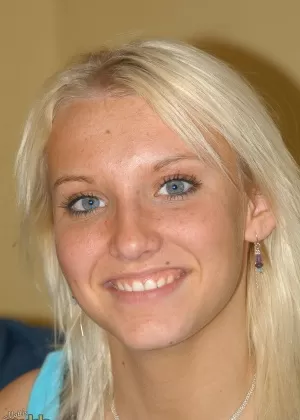 Голубоглазая блондинка Джордан раздевается во время стриптиза на века