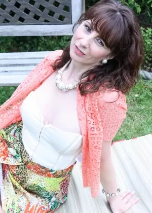 Горячая зрелая женщина с твердыми сосками показывает свои круглые большие сиськи на заднем дворе