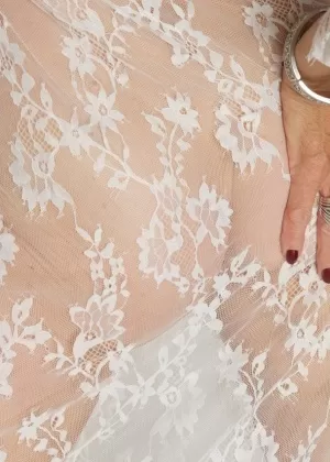 Брюнетка любительница теребит пальцами свою грязную жопу во время анального секса на кровати