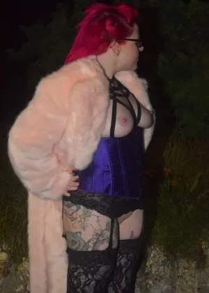 Большой сиськастый любитель принимает участие в жестком сексе внутри движущегося транспортного средства