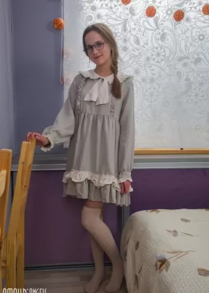 Предприимчивая Эйприл Онейл в чулках и униформе снимает нижнее белье