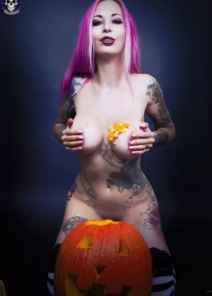 Белокурая любительница Лара Ларсен великолепно позирует в сольных позах в латексной одежде и на каблуках