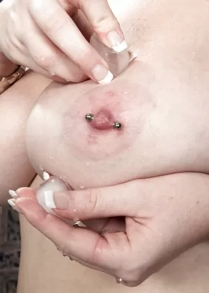 Зрелая любительница Девлинн ласкает свою пизду после того, как освободила свои сиськи от чулка