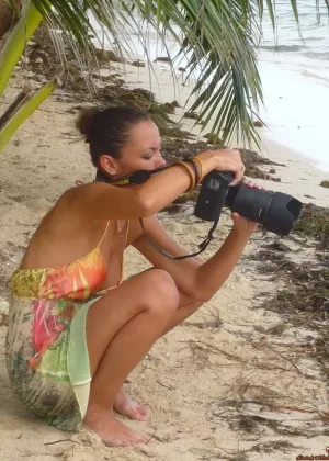 Первый таймер Полли растягивает свой куст на пляже с наманикюренными ногтями